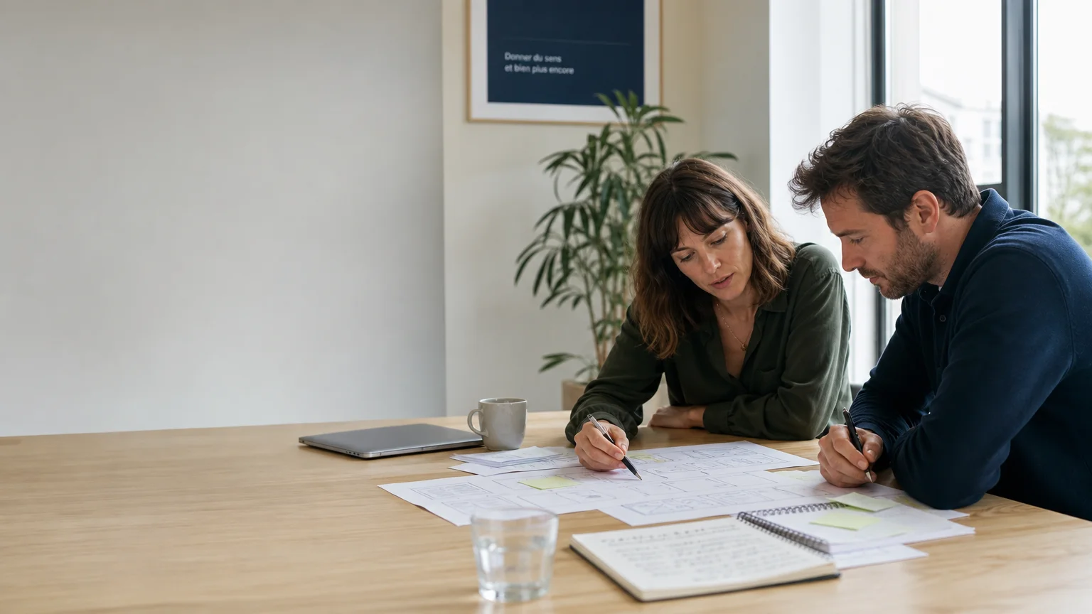 Agence web digital : comment choisir le bon partenaire en 2026 1 Réunion de stratégie entre des professionnels européens autour d’un projet web