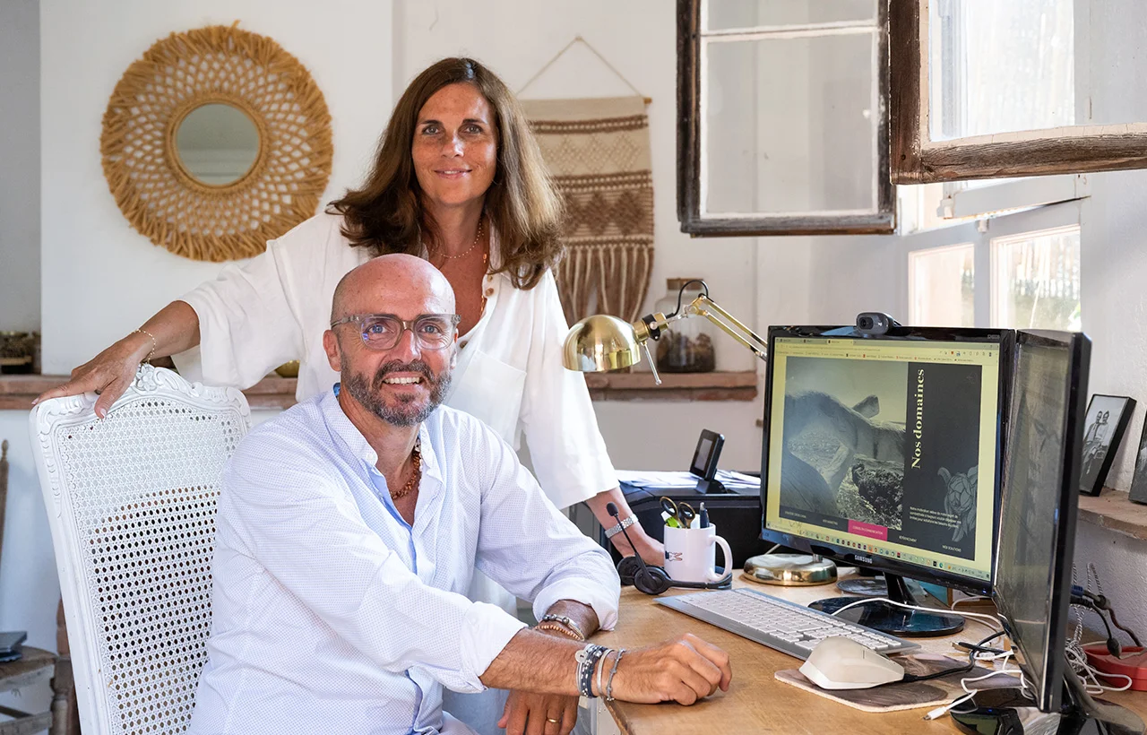 Avis clients : quel impact sur votre référencement SEO ? 1 Deux adultes collaborent dans un bureau lumineux où se trouvent un ordinateur, des documents et du matériel de travail.
