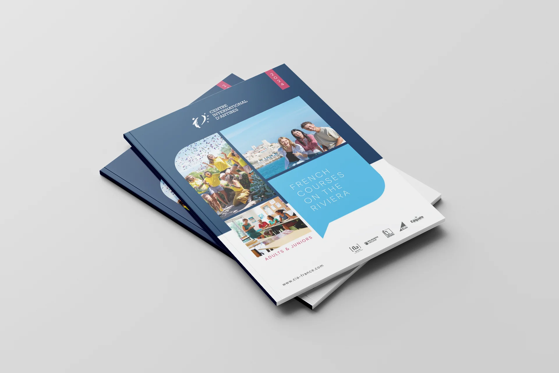 feba146b-aa51-4483-88ee-00a679195d01 Brochures imprimées superposées sur une surface gris clair, avec une couverture bleu foncé composée de photos et de texte blanc.